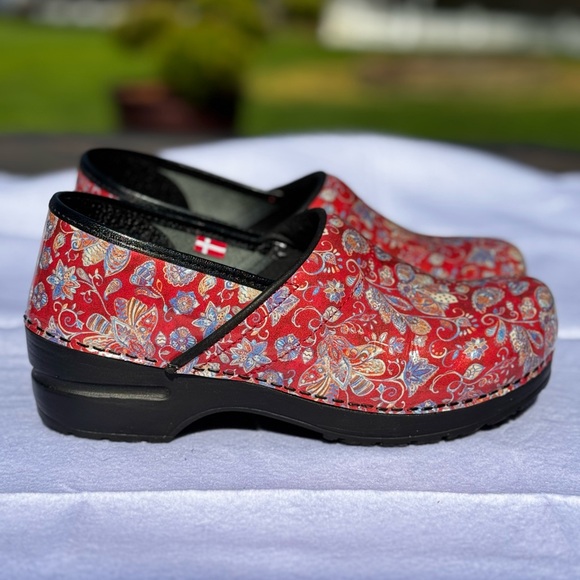 Sanita Jacyln Red Paisley Floral Clogs  “ Dansko ” Professional/ Healthcare - Picture 1 of 9